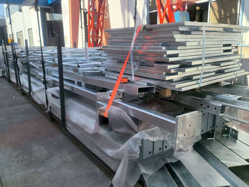 Челичните скали пристигнуваат на Кајманските острови: нов архитектонски елемент го започнува своето транс-пацифичко патување